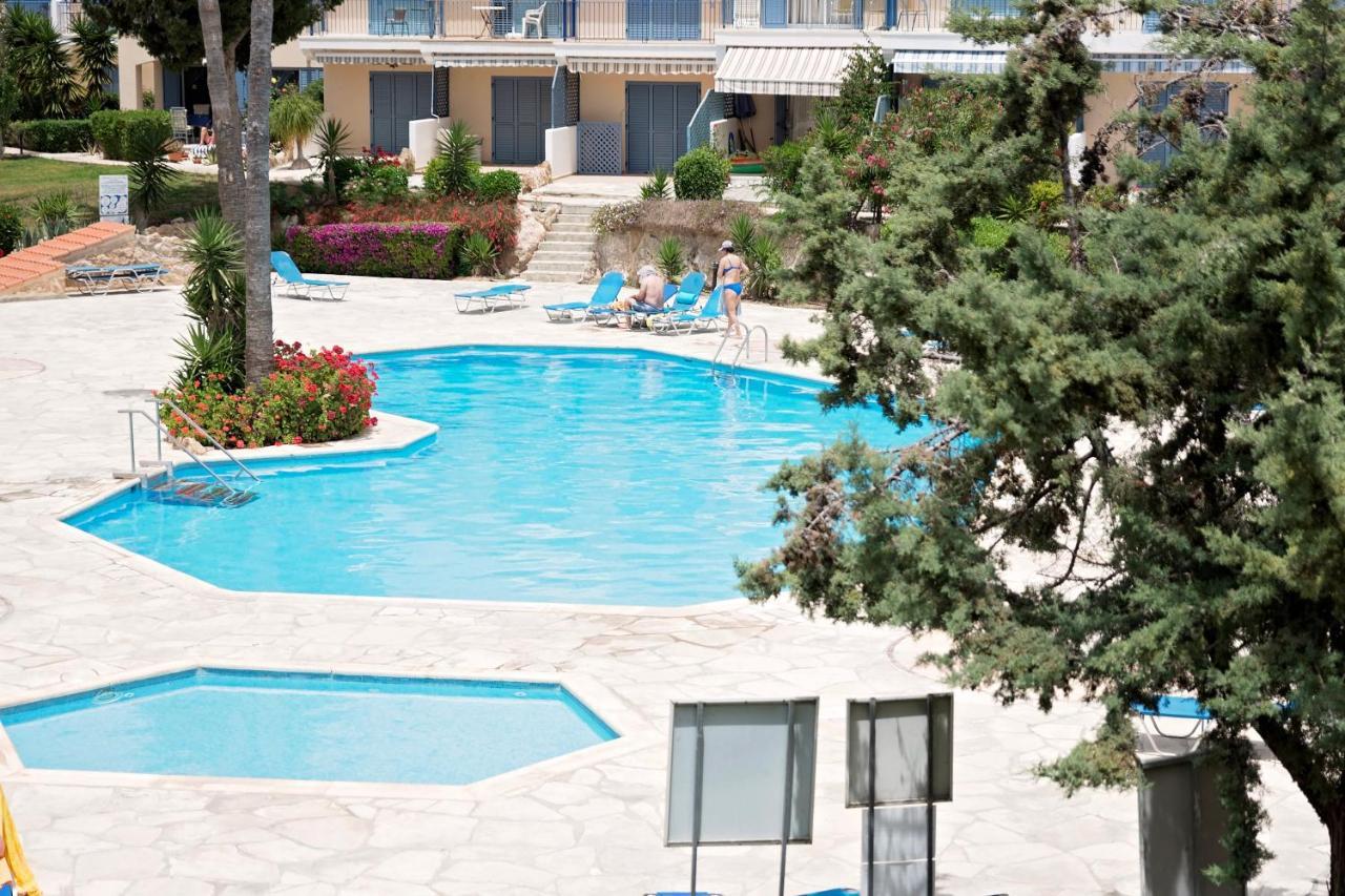 Paradise Gardens With A Large Terrace Paphos Exterior photo